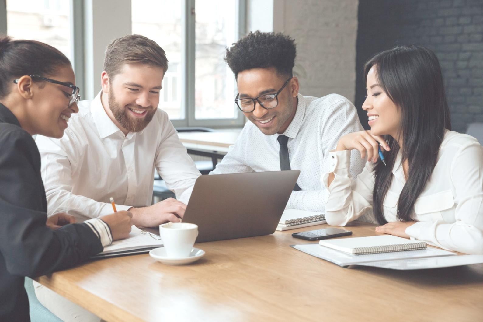 Groupe de professionnels collaborant sur des analyses financières